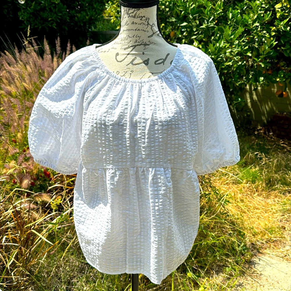Old navy white top. Size L. Brand new.